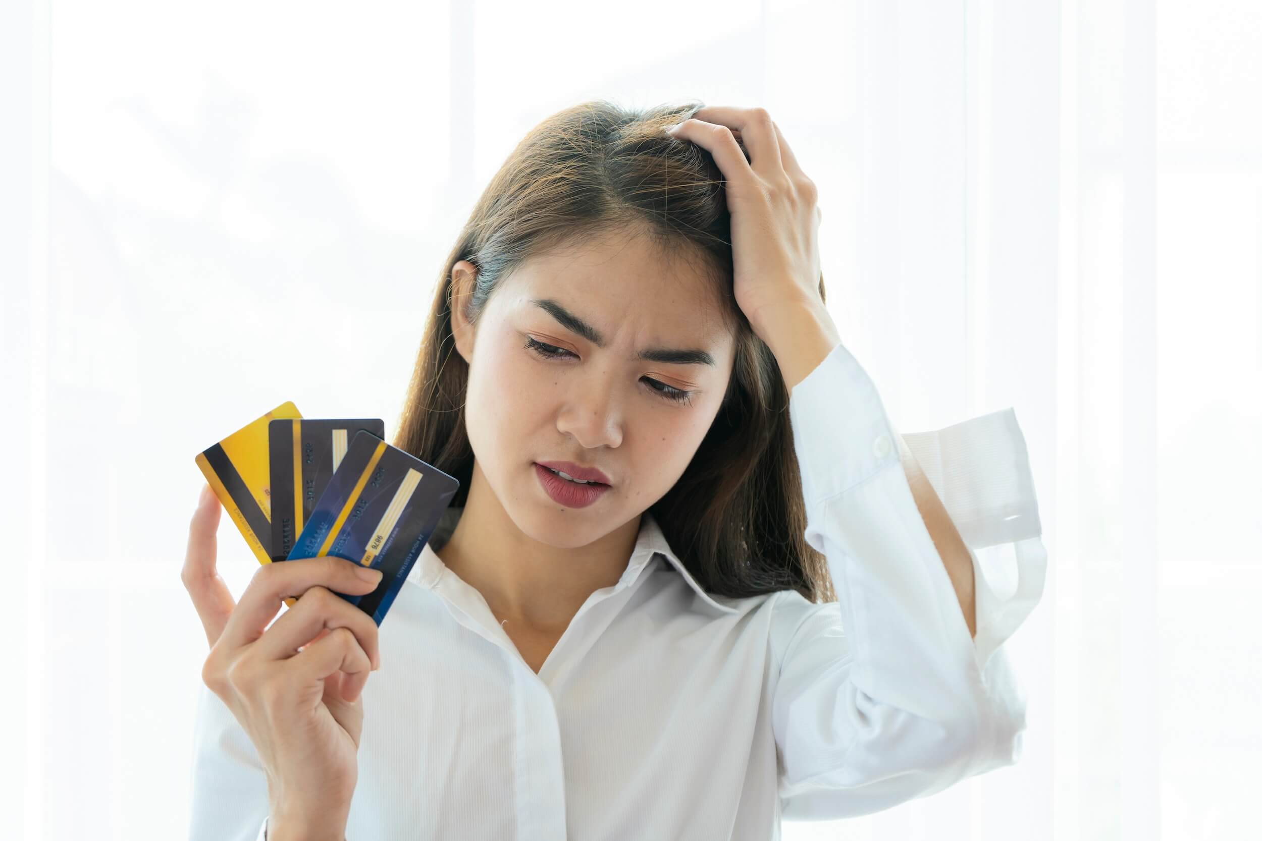 A woman holding credit cards and learning about credit management.